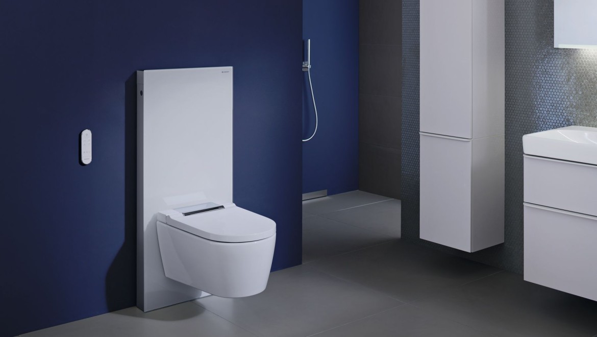 Dusch-WC Geberit AquaClean Sela mit Geberit Monolith in einem blauen Badezimmer